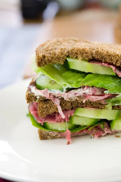 ローストビーフとレタスでカット健康的なダブルサンドイッチ — ストック写真