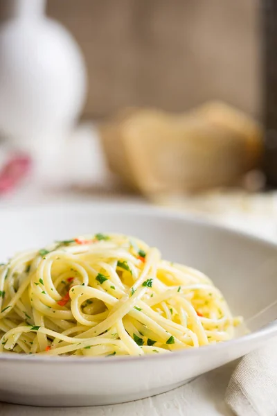 おいしい料理のパスタを皿に盛り — ストック写真