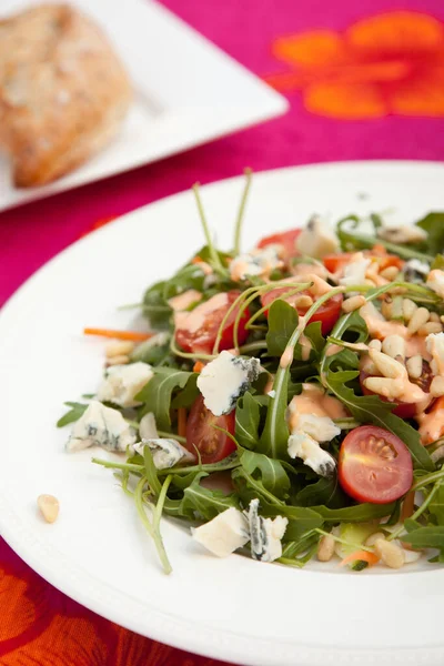 美味的健康沙拉 配上绿色 西红柿 蓝奶酪和松仁 — 图库照片