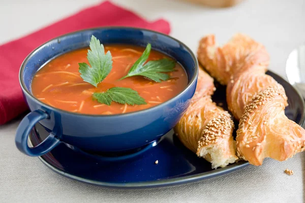 Délicieuse Soupe Aux Tomates Dans Bol Bleu Avec Pain — Photo