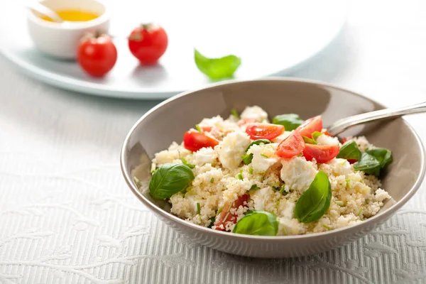 Deliciosa Ensalada Cuscús Con Feta Mozzarella Tomates — Foto de Stock