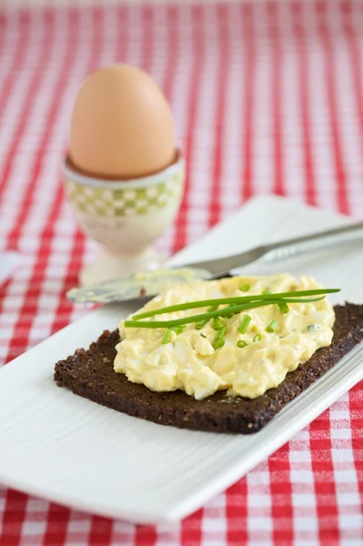 Delicioso Saludable Desayuno Con Huevo Ensalada Huevo Sobre Pan Centeno — Foto de Stock