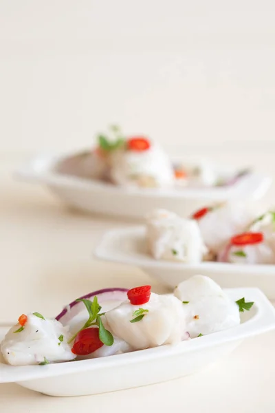 Pequeno Prato Frutos Mar Com Bacalhau Cru Marinado Suco Limão — Fotografia de Stock