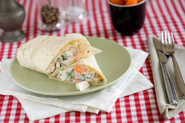 Dos Envolturas Mexicanas Rodajas Llenas Una Ensalada Pollo Ahumado Cebolla —  Fotos de Stock