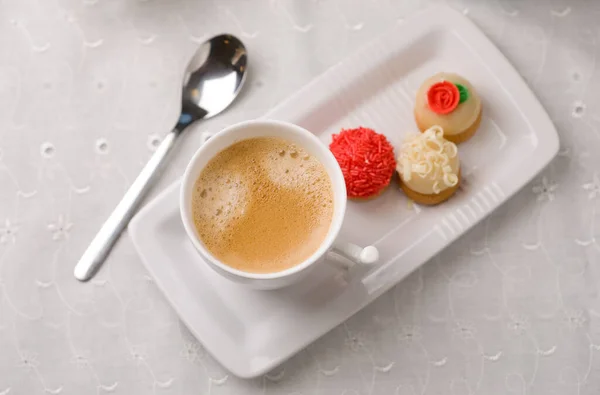 Tisch Mit Kaffeetasse Und Kleinen Süßen Leckereien Mit Marzipan — Stockfoto