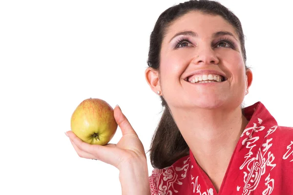 笑容可亲的黑发成年女人拿着一个苹果 — 图库照片