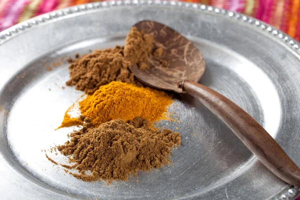 印度烹调中使用的不同的地面香料 — 图库照片