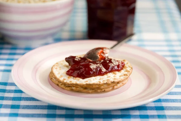 Heerlijke Toast Met Gelei Geserveerd Een Bord Met Lepel — Stockfoto