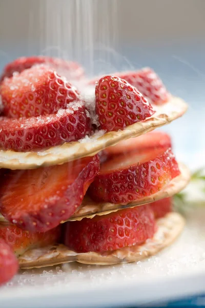 Süßes Frühstück Mit Frischen Erdbeeren Auf Toastbrot — Stockfoto