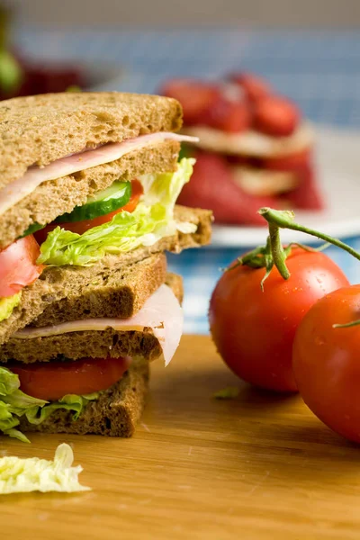 Leckeres Gesundes Mittagessen Mit Sandwich Und Tomaten — Stockfoto