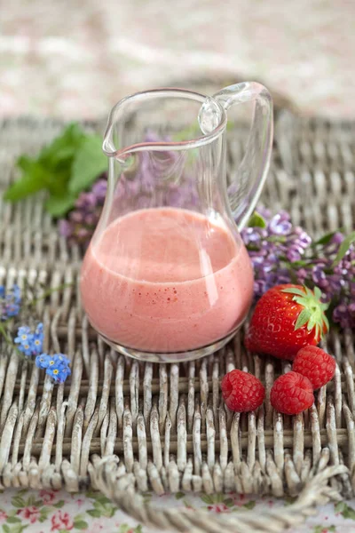 Delicioso Batido Con Fresas Frambuesas — Foto de Stock