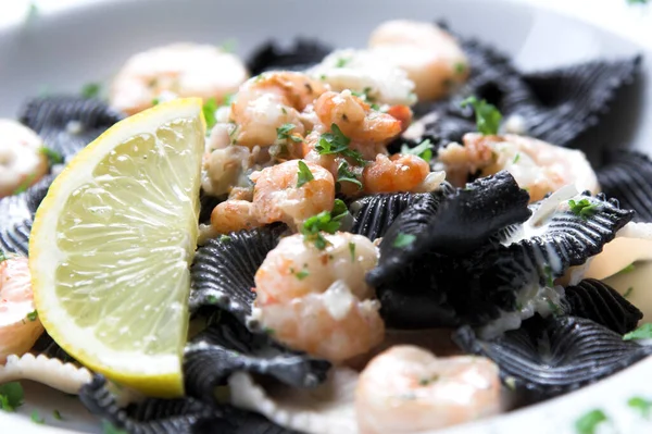 Plat Pâtes Noir Avec Fruits Mer Grosses Crevettes Tigrées Citron — Photo