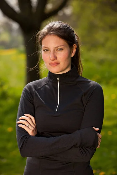 Sportive Brunette Woman Outdoors Posing Camera Arms Crossed — Stock Photo, Image