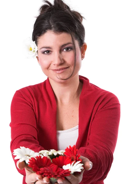 Sonrisa Mujer Morena Bonita Sosteniendo Mostrando Flores Posando Cámara Estudio — Foto de Stock