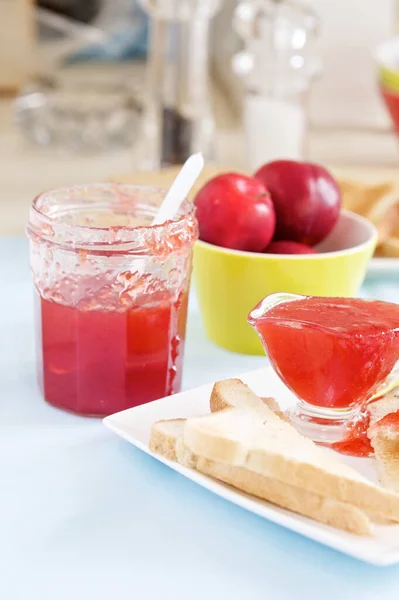 Mesa Con Mermelada Ciruela Fresca Pan Tostado — Foto de Stock