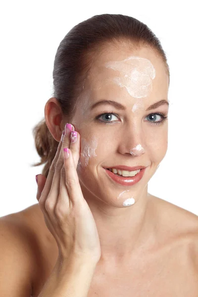 Mooie Vrouw Aanbrengen Moisturizer Haar Gezicht — Stockfoto