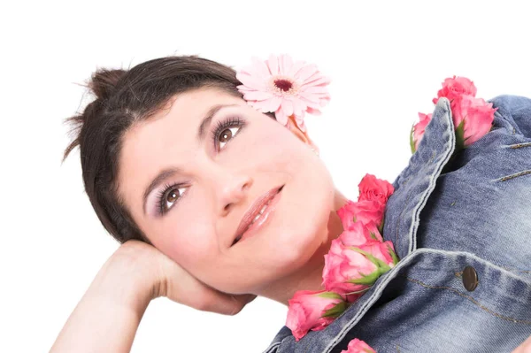 Soñando Mujer Morena Bonita Con Flores Posando Cámara Estudio — Foto de Stock