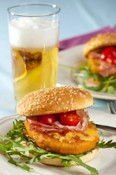 Hambúrguer Hambúrguer Com Uma Cerveja Lado — Fotografia de Stock