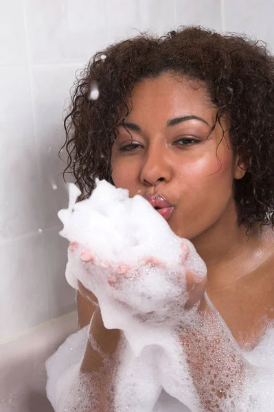 Hermosa Mujer Negra Una Bañera Soplando Burbujas — Foto de Stock