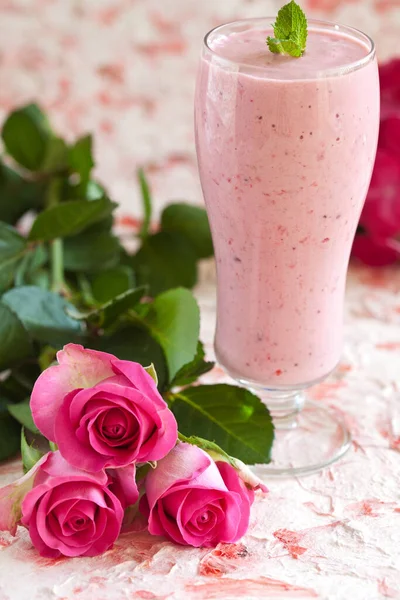 Delicioso Batido Frambuesa Fresca Con Rosas Rosadas — Foto de Stock