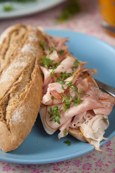 Leckeres Sandwich Mit Dünn Geschnittenen Filetstücken — Stockfoto