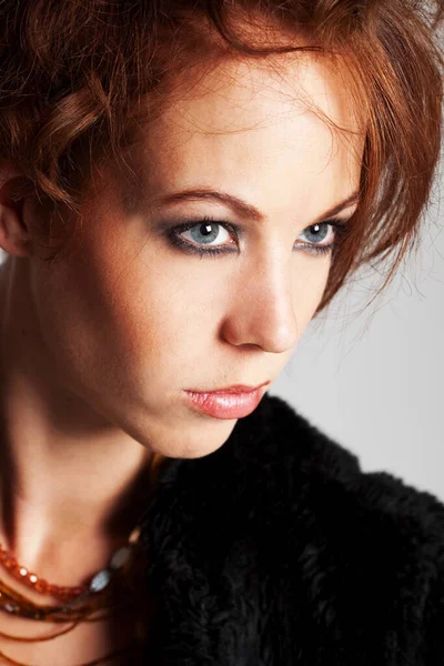 Belle Femme Aux Cheveux Roux Look Intense — Photo