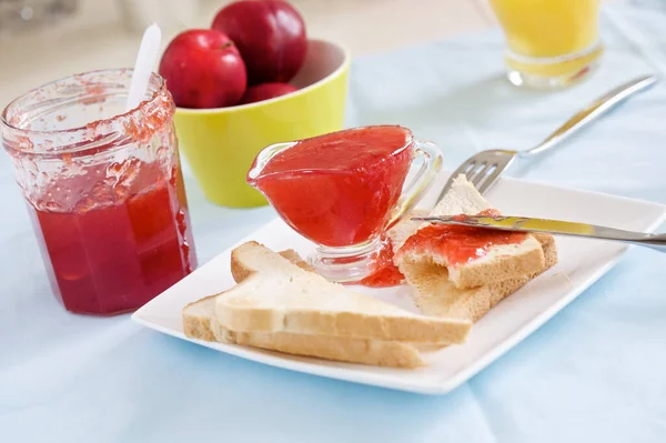 Mesa Con Mermelada Ciruela Fresca Pan Tostado — Foto de Stock