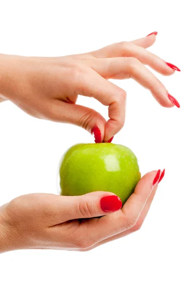 女性の手は白い背景にリンゴを保持 — ストック写真