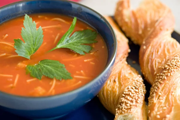 Supă Delicioasă Roșii Farfurie Castron Albastru Pâine — Fotografie, imagine de stoc