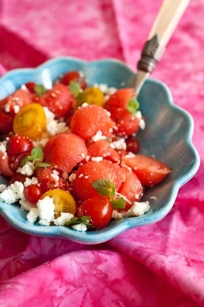 Vacker Och Färgglad Vattenmelonsallad Med Feta Tomater Och Mynta — Stockfoto