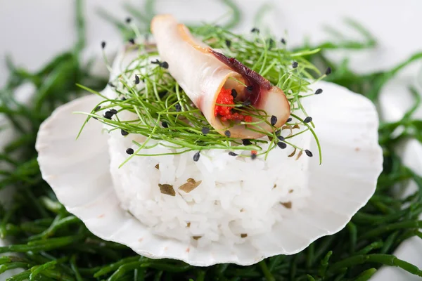 Finom Étel Rizzsel Zöldségekkel Füstölt Ördöghalakkal Némi Vörös Kaviárral — Stock Fotó