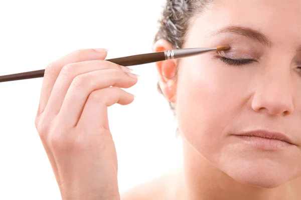 Linda Morena Com Escova Maquiagem Aplicando Cosméticos Olho — Fotografia de Stock