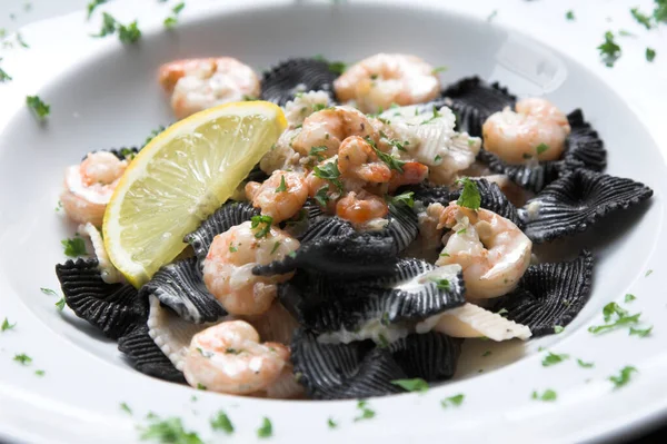 Mariscos Plato Pasta Negro Con Gambas Tigre —  Fotos de Stock