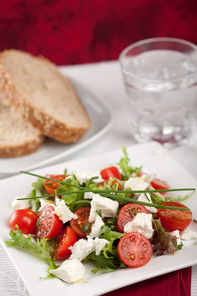 Läcker Sallad Med Feta Och Tomater Till Lunch — Stockfoto