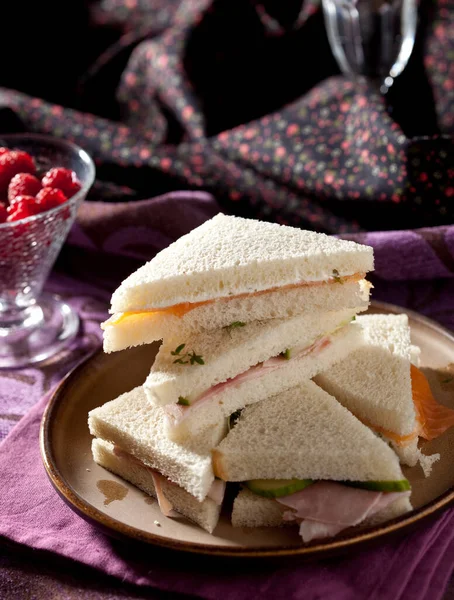 Délicieux Sandwichs Saumon Fromage Crème Empilés Sur Une Assiette — Photo