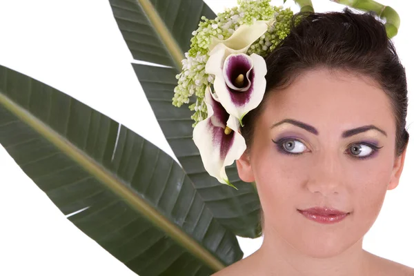 Hermosa Mujer Con Flores Tropicales Cabello —  Fotos de Stock