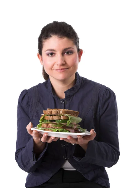Donna Bruna Con Sandwich Sul Piatto Mano Guardando Fotocamera — Foto Stock