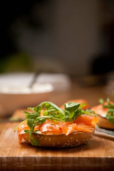 Delicious Bagel Cream Cheese Smoked Salmon Wooden Board — Stock Photo, Image