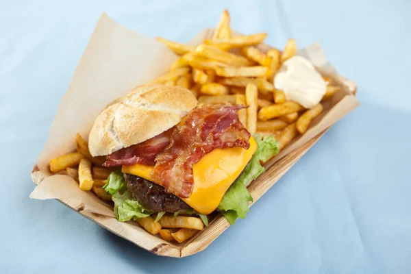 Chutný Hamburger Hranolkama Dřevěném Talíři — Stock fotografie