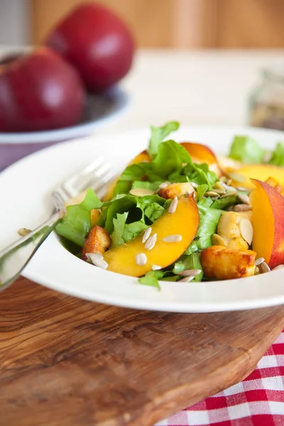 Hälsosam Och Läcker Sallad Med Endive Haloumi Och Nektariner — Stockfoto