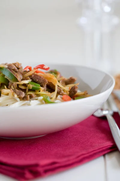 深鉢で提供されるおいしい麺料理 — ストック写真