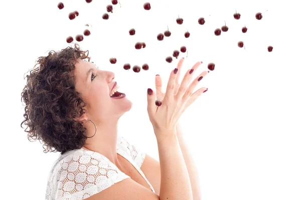 Schöne Brünette Mit Locken Fangen Einen Tropfen Kirschen — Stockfoto