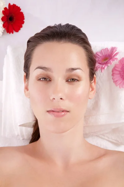 Hermosa Mujer Esperando Masaje Flores Cama —  Fotos de Stock