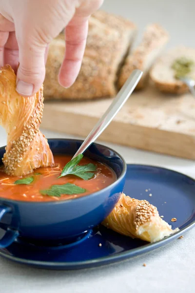 Deliciosa Sopa Tomate Con Pan Persona Comiendo — Foto de Stock