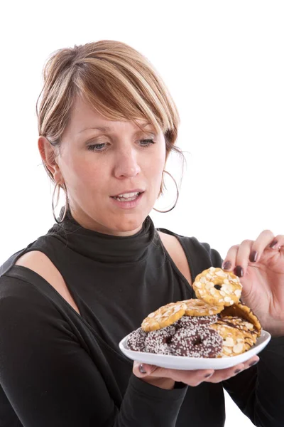 Donna Bionda Studio Con Dolci Biscotti Sul Piatto — Foto Stock