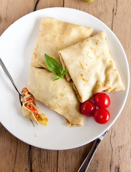 맛있는 케잌에 바질과 토마토를 — 스톡 사진