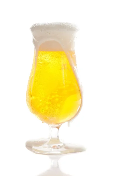 Heerlijk Koud Bier Net Gegoten Een Glas Met Schuim — Stockfoto