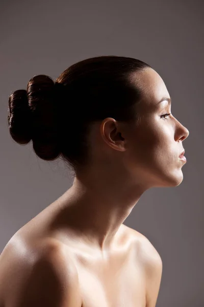 Piękna Brunetka Kobieta Model Pozowanie Studio Fryzura Bun Włosów — Zdjęcie stockowe