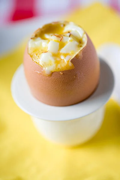 Απαλά Μαγειρεμένο Αυγό Σαφράν Και Ελαιόλαδο — Φωτογραφία Αρχείου