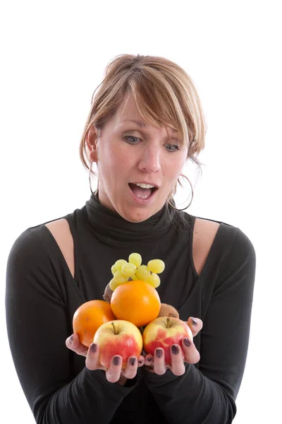 Mulher Loira Estúdio Com Frutas Diferentes Olhando Para Eles Com — Fotografia de Stock